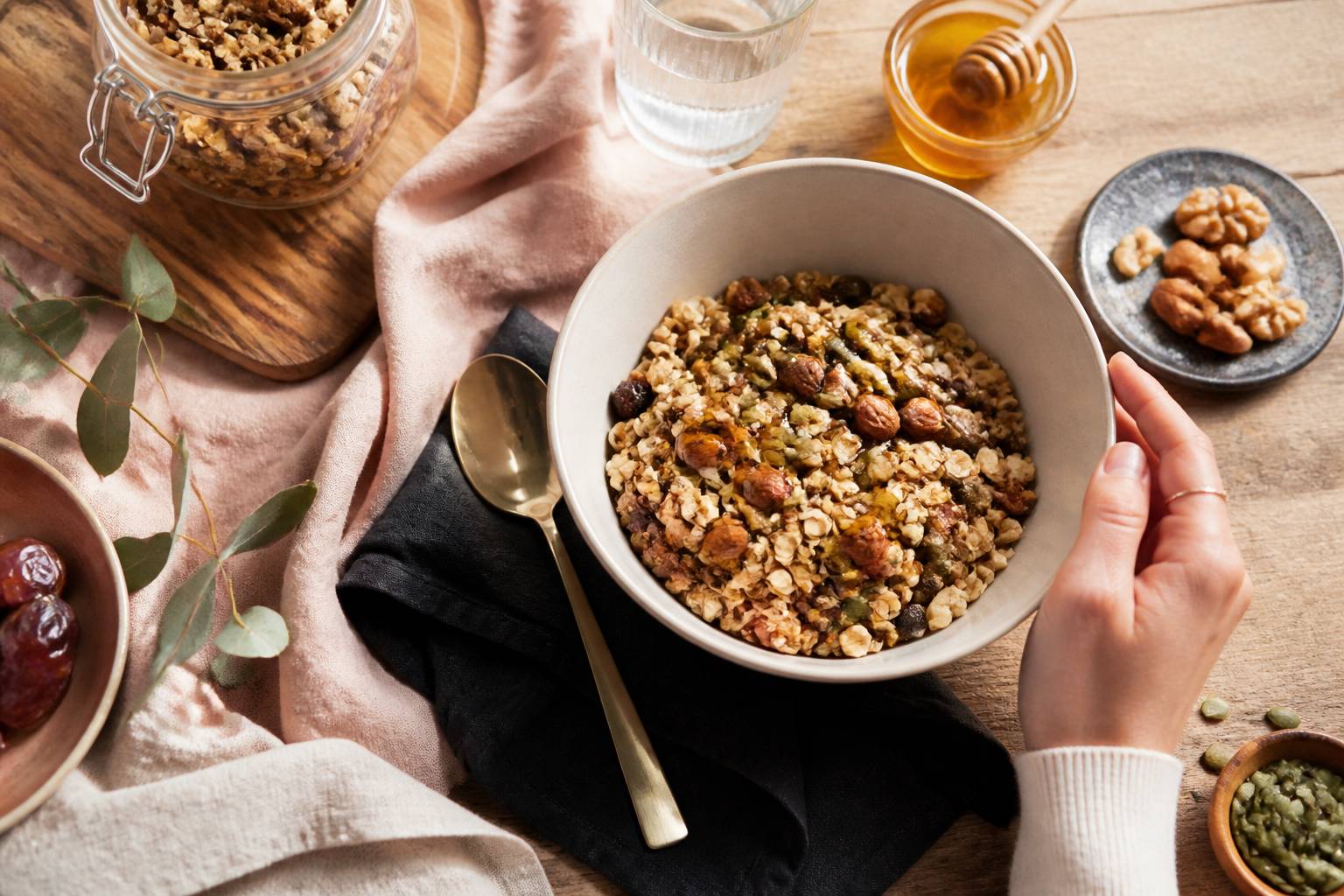 Bol de granola maison avec noix graines et fruits secs
