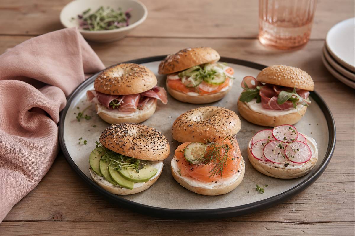 Illustration Les Mini-Bagels : Plaisirs Croquants en Format Réd