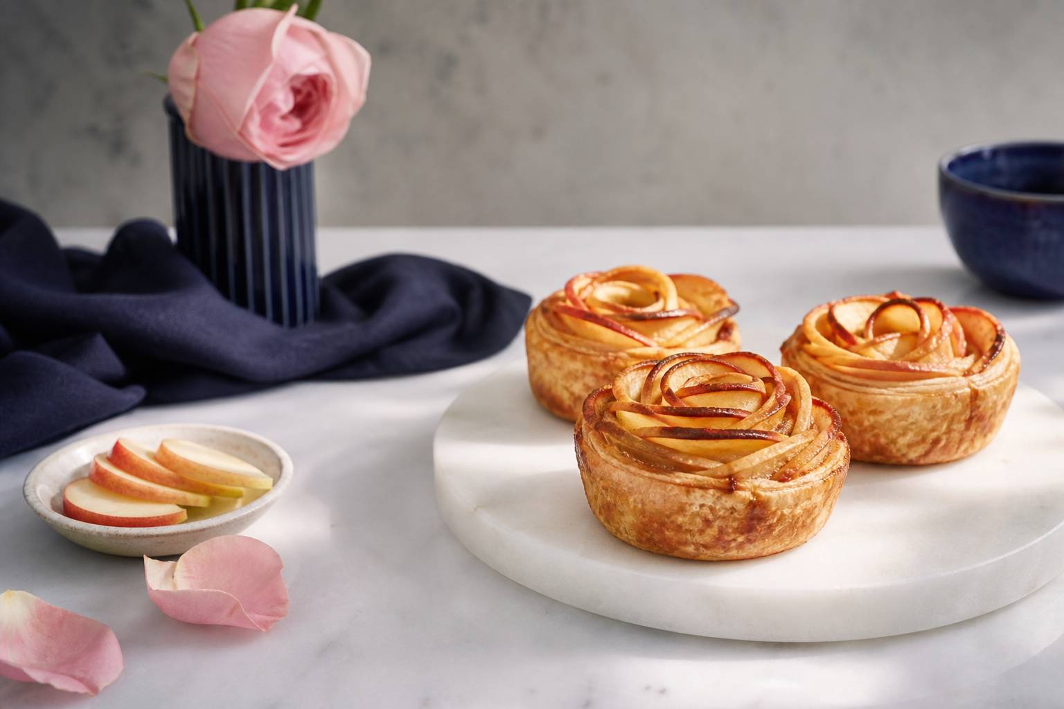 Délicieuses roses feuilletées garnies de pommes fondantes