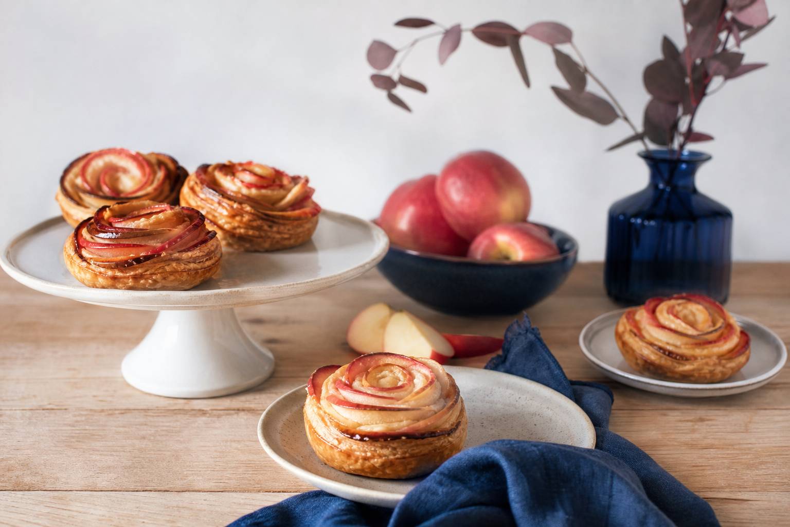 Délicieuses roses feuilletées garnies de pommes fondantes ambiance