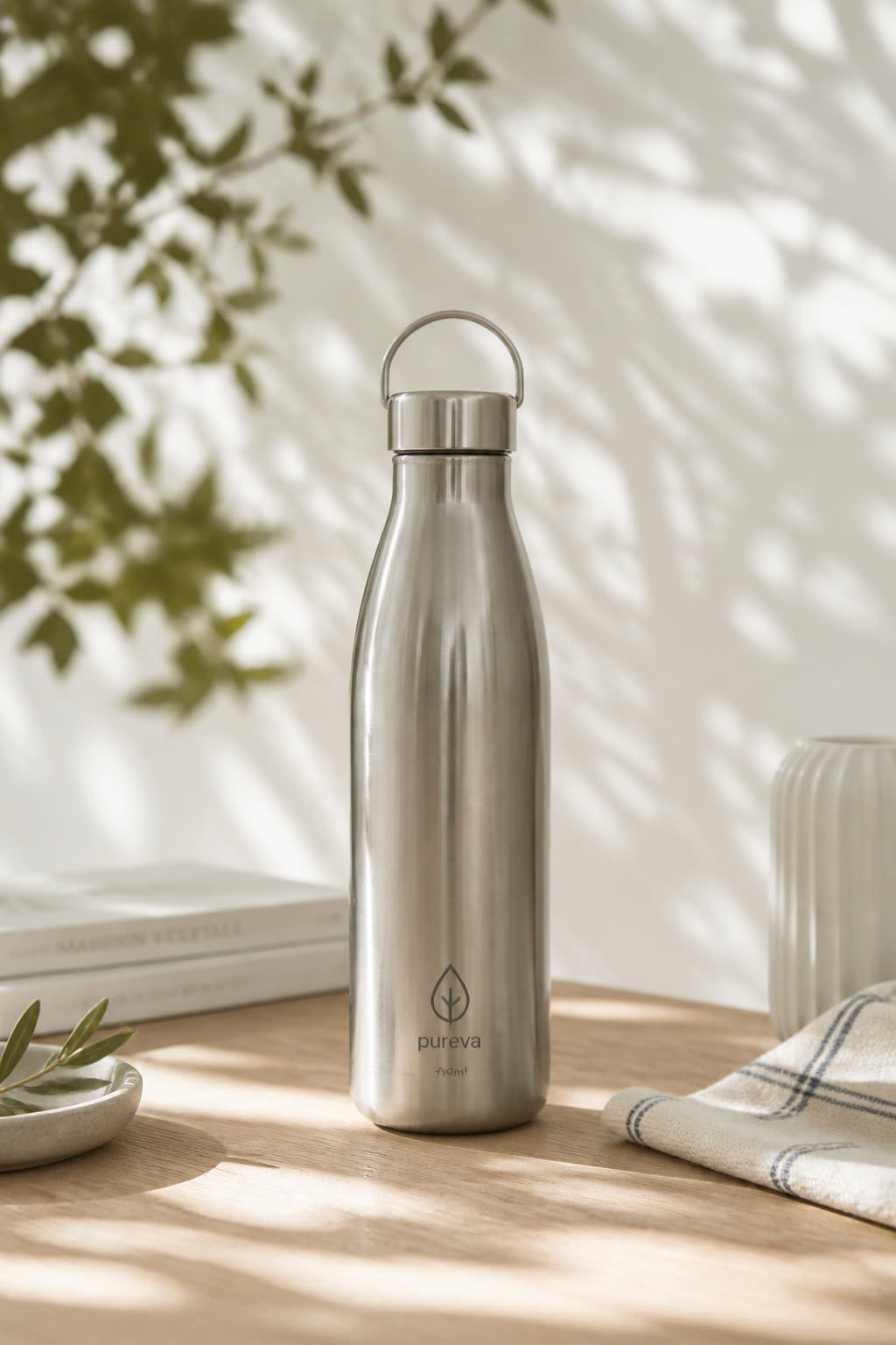 Gourde en inox posée sur une table en bois avec lumière naturelle, style de vie éco-responsable