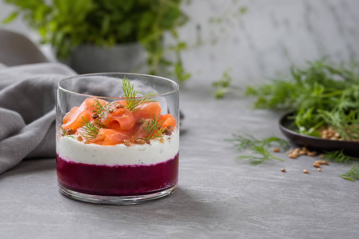 Verrine elegante avec couches de betterave fromage frais et saumon fume