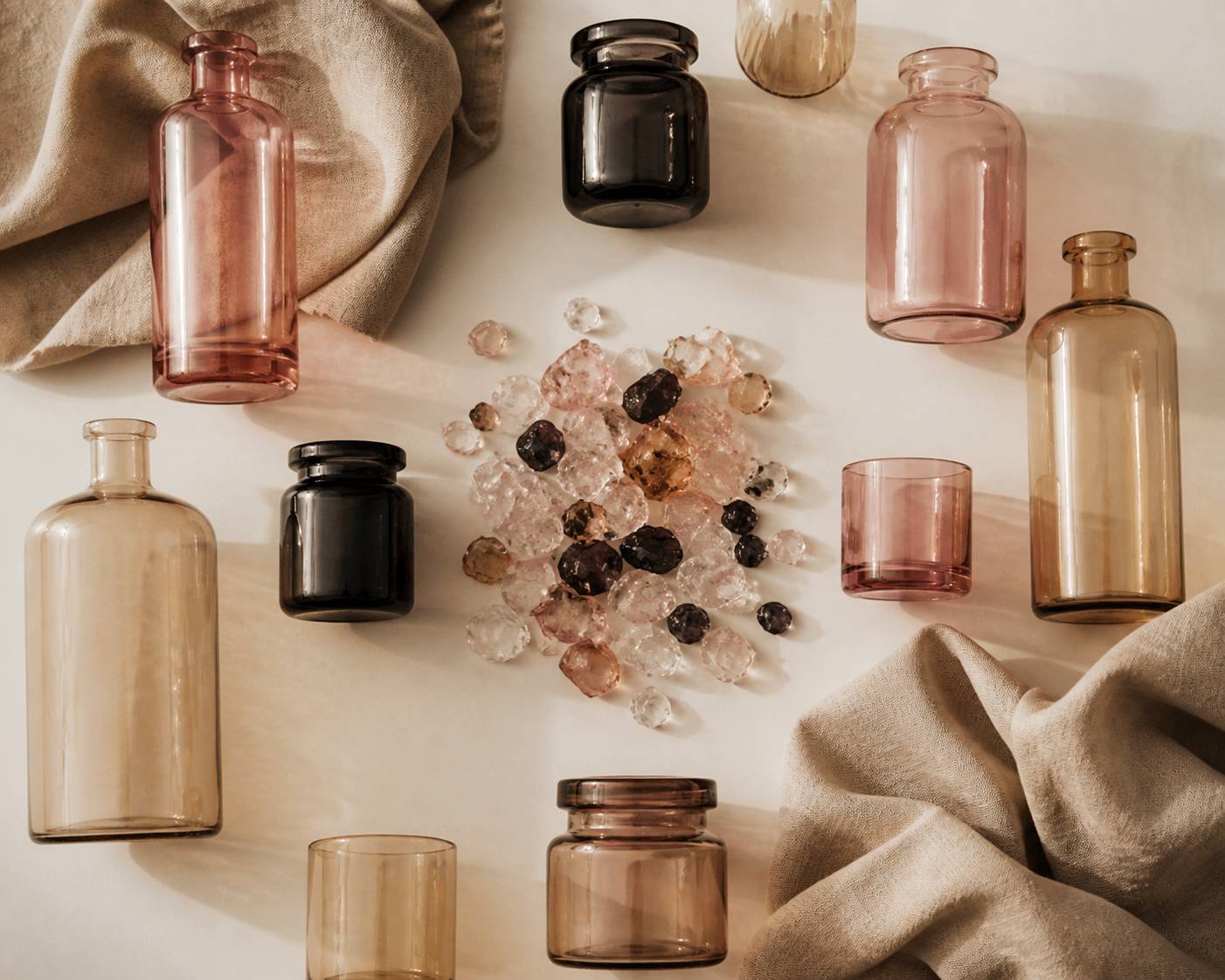 Bouteilles et bocaux en verre coloré prêts au recyclage