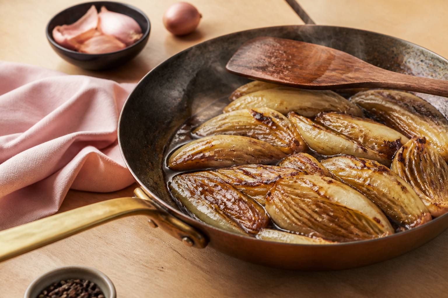 Endives caramélisées au caramel balsamique dans une poêle en cuivre