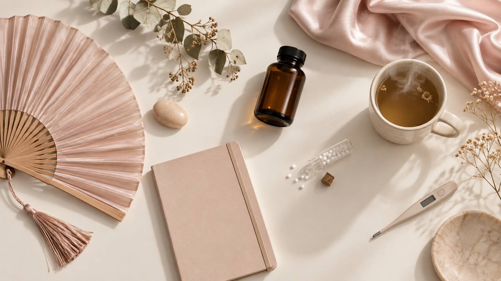 Illustration éditoriale du sujet : Ménopause et homéopathie : un duo naturel pour mieux vivre cette transition